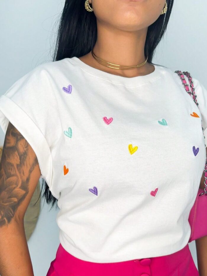 Blusa feminina Solange com estampa de corações, gola redonda e manga curta. Feita de algodão, perfeita para looks confortáveis e casuais.