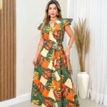 Vestido estampa tropical Sheila com decote V e cintura alta. Modelo cruzado, mangas leves e bainha alargada. Perfeito para ocasiões especiais ou momentos casuais.