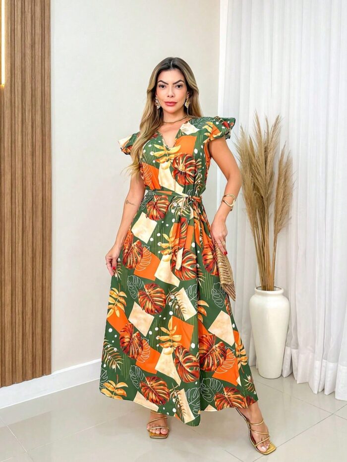 Vestido estampa tropical Sheila com decote V e cintura alta. Modelo cruzado, mangas leves e bainha alargada. Perfeito para ocasiões especiais ou momentos casuais.