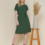 Vestido de viscose Amélia, com cinto e mangas morcego. Design simples e confortável, com bainha reta e tecido leve. Perfeito para um visual casual e moderno