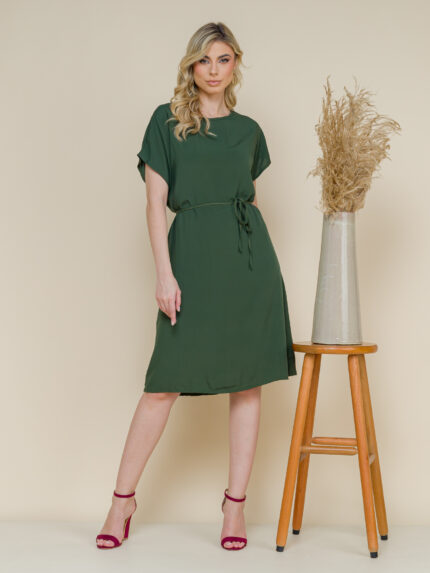 Vestido de viscose Amélia, com cinto e mangas morcego. Design simples e confortável, com bainha reta e tecido leve. Perfeito para um visual casual e moderno