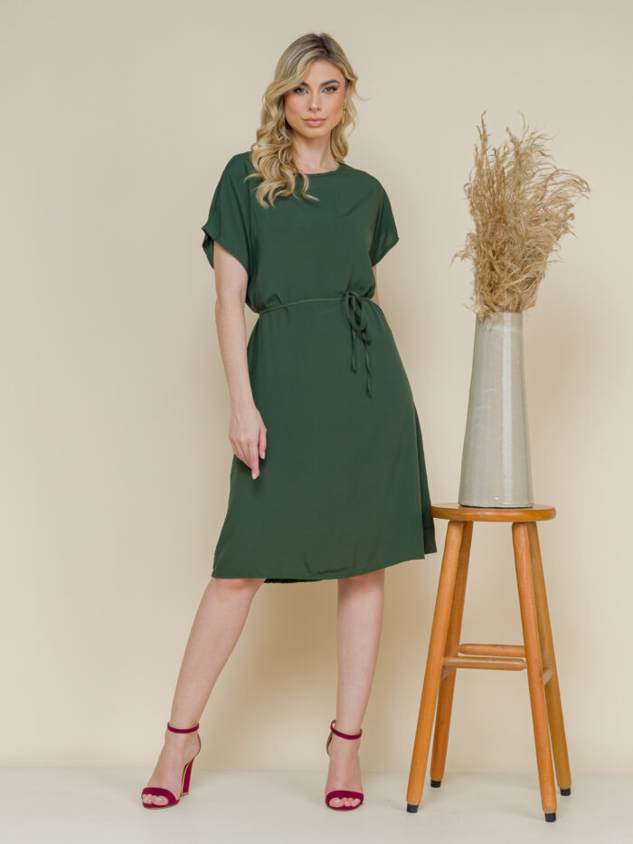 Vestido de viscose Amélia, com cinto e mangas morcego. Design simples e confortável, com bainha reta e tecido leve. Perfeito para um visual casual e moderno