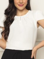 Blusa feminina manga curta Gabrielle com gola redonda, cor lisa e caimento solto, ideal para o dia a dia.