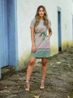 Vestido casual Caroline com estampa geométrica, cinto e gola redonda. Mangas curtas, caimento leve e bainha reta. Confortável e ideal para diversas ocasiões.
