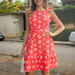 Vestido curto Bianca com estampa floral, alças grossas e babados na bainha. Cintura alta e ajuste regular. Ideal para looks boho em dias ensolarados.