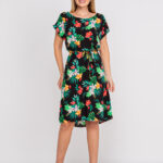 Vestido Daiana de viscose com estampa tropical, cintura natural e mangas curtas. Bainha alargada, proporcionando conforto e fluidez para ocasiões casuais.