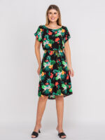 Vestido Daiana de viscose com estampa tropical, cintura natural e mangas curtas. Bainha alargada, proporcionando conforto e fluidez para ocasiões casuais.