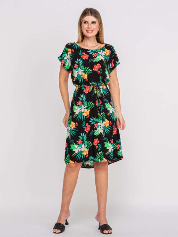 Vestido Daiana de viscose com estampa tropical, cintura natural e mangas curtas. Bainha alargada, proporcionando conforto e fluidez para ocasiões casuais.