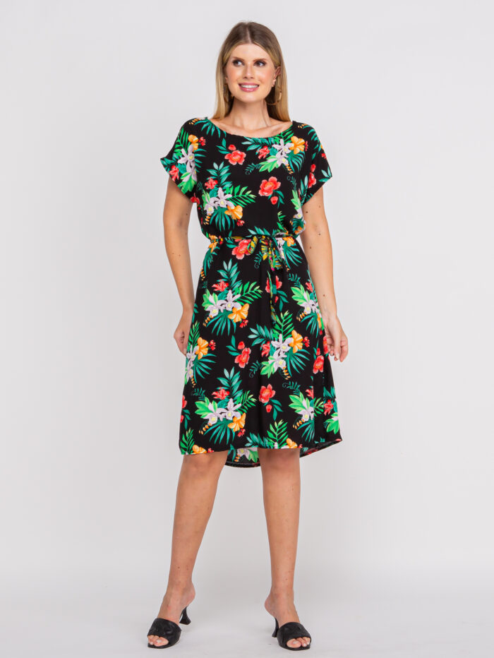 Vestido Daiana de viscose com estampa tropical, cintura natural e mangas curtas. Bainha alargada, proporcionando conforto e fluidez para ocasiões casuais.