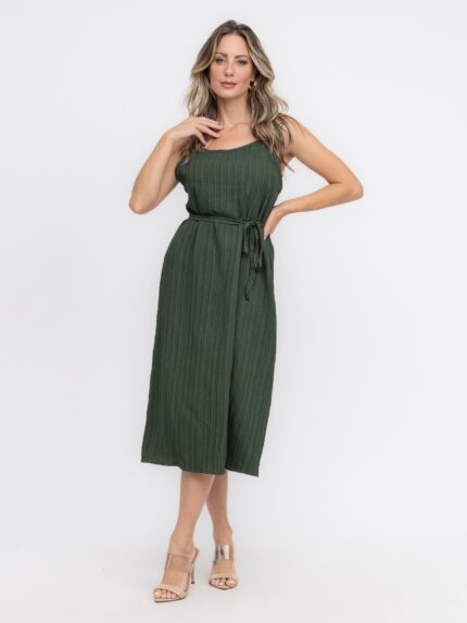 Vestido casual Stefany, suspensório com cintura alta e bainha alargada. Design minimalista sem estampa, ideal para ocasiões casuais e confortáveis.