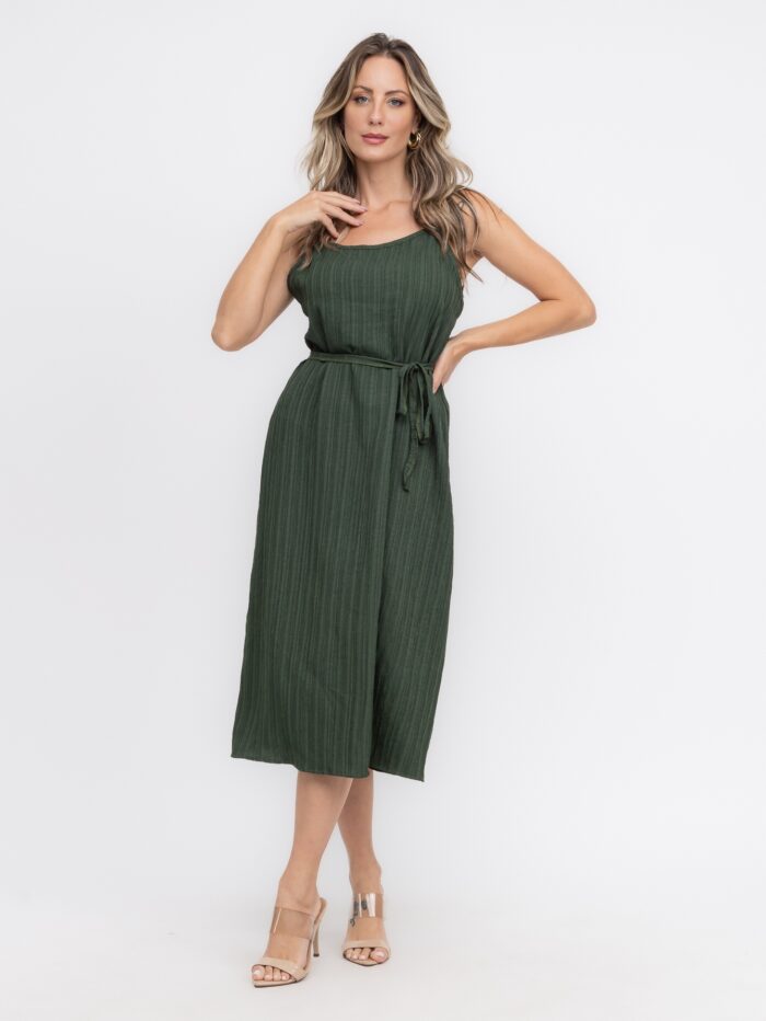 Vestido casual Stefany, suspensório com cintura alta e bainha alargada. Design minimalista sem estampa, ideal para ocasiões casuais e confortáveis.