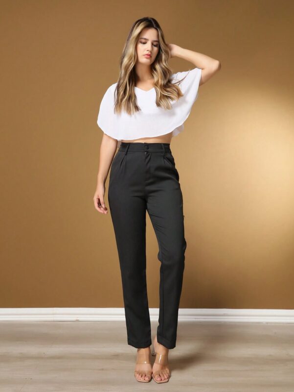Calça de alfaiataria Sofia, cintura alta e perna reta, feita de poliéster e elastano. Elegante e versátil, ideal para looks casuais e sofisticados.