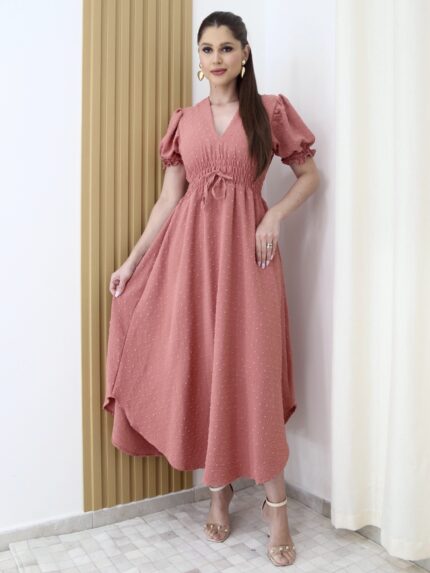Vestido Duna Tabata com decote V e mangas curtas, ajuste regular e caimento longo, feito em poliéster e algodão, ideal para looks elegantes e confortáveis.