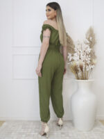 Macacão jogger Manuela com mangas bufantes, cintura alta, feito de poliéster. Look casual e versátil, sem estampa, perfeito para diversas ocasiões.