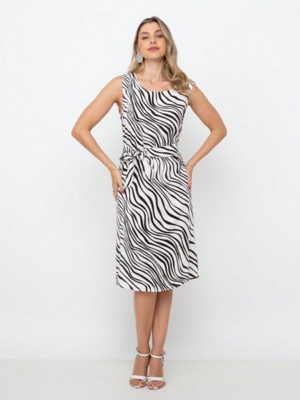 Vestido Karmille, estilo boho com estampa geométrica e onça. Decote U, sem mangas, curto e em viscose. Confortável e moderno para dias quentes.