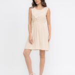 Vestido Anielle, sem mangas, com gola redonda e cintura alta. Cor verde militar, leve e respirável, feito de viscose, perfeito para dias quentes e looks casuais.