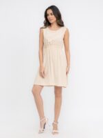Vestido Anielle, sem mangas, com gola redonda e cintura alta. Cor verde militar, leve e respirável, feito de viscose, perfeito para dias quentes e looks casuais.