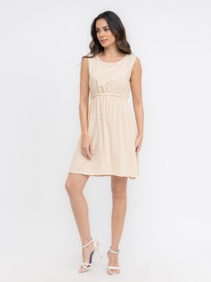 Vestido Anielle, sem mangas, com gola redonda e cintura alta. Cor verde militar, leve e respirável, feito de viscose, perfeito para dias quentes e looks casuais.