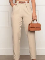 Calça social feminina Noemi, alfaiataria com perna reta e cintura natural. Confortável e versátil, ideal para looks elegantes e profissionais.