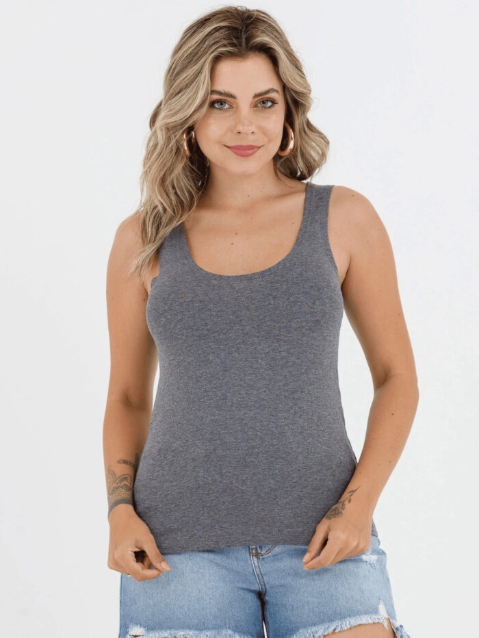 Blusa regata Fábia com alças largas e bainha assimétrica, ideal para um visual casual e moderno.