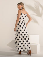 Vestido longo Antonella com estampa poá e alças finas. Cinto na cintura alta e bainha reta em poliéster, combinando elegância e conforto para momentos casuais.