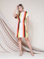 Vestido curto listrado Analice, estilo túnica com cintura natural. Feito de poliéster e elastano, confortável e ideal para looks casuais.