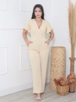 Macacão feminino Sophia, sem estampa, com bolsos e cintura alta. Feito de poliéster, leve e confortável, com ajuste regular e estilo moderno.
