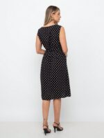 Vestido Karmille, estilo boho com estampa geométrica e onça. Decote U, sem mangas, curto e em viscose. Confortável e moderno para dias quentes.
