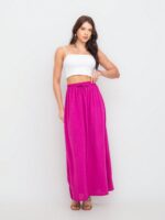 Saia Fátima com fenda lateral, babado e cintura alta. Feita de viscose, disponível em estampas tropicais ou sem estampa, ideal para looks casuais.