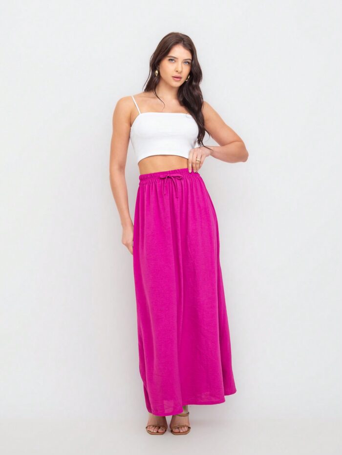 Saia Fátima com fenda lateral, babado e cintura alta. Feita de viscose, disponível em estampas tropicais ou sem estampa, ideal para looks casuais.