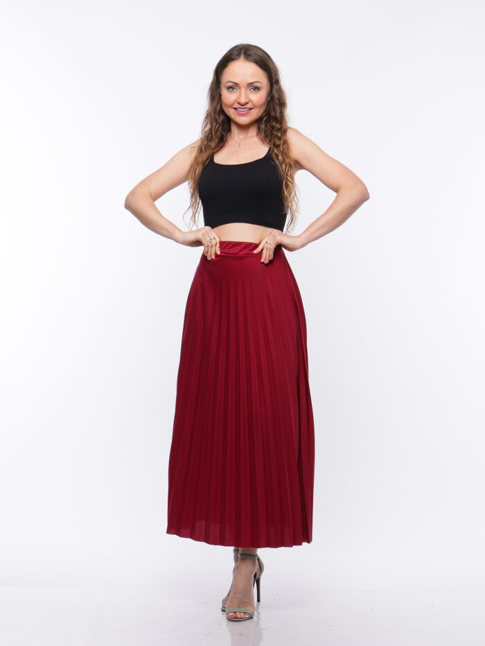 Saia longa Antonieta com plissados e cintura alta, feita de 100% elastano. Sem estampa, versátil para combinações e ideal para um visual casual.