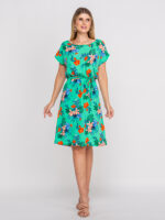 Vestido Daiana de viscose com estampa tropical, cintura natural e mangas curtas. Bainha alargada, proporcionando conforto e fluidez para ocasiões casuais.
