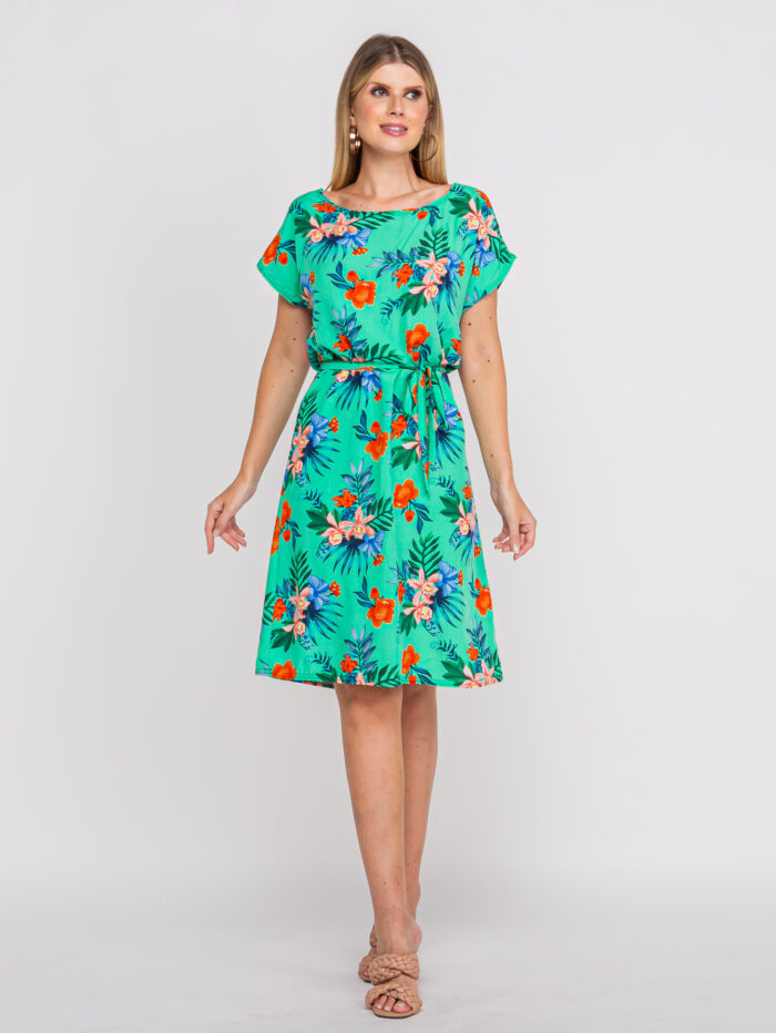 Vestido Daiana de viscose com estampa tropical, cintura natural e mangas curtas. Bainha alargada, proporcionando conforto e fluidez para ocasiões casuais.