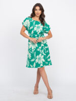 Vestido estampa floral Maria, com design túnica e cintura alta. Confeccionado em poliéster e elastano, leve e confortável, perfeito para dias casuais.