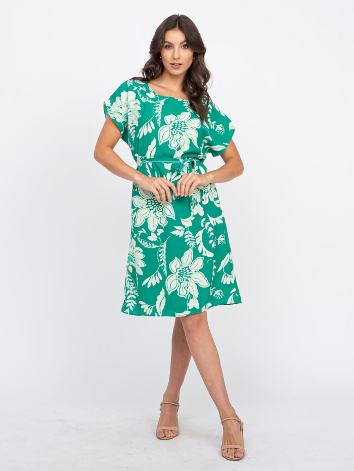 Vestido estampa floral Maria, com design túnica e cintura alta. Confeccionado em poliéster e elastano, leve e confortável, perfeito para dias casuais.