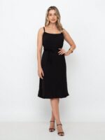 Vestido casual Stefany, suspensório com cintura alta e bainha alargada. Design minimalista sem estampa, ideal para ocasiões casuais e confortáveis.