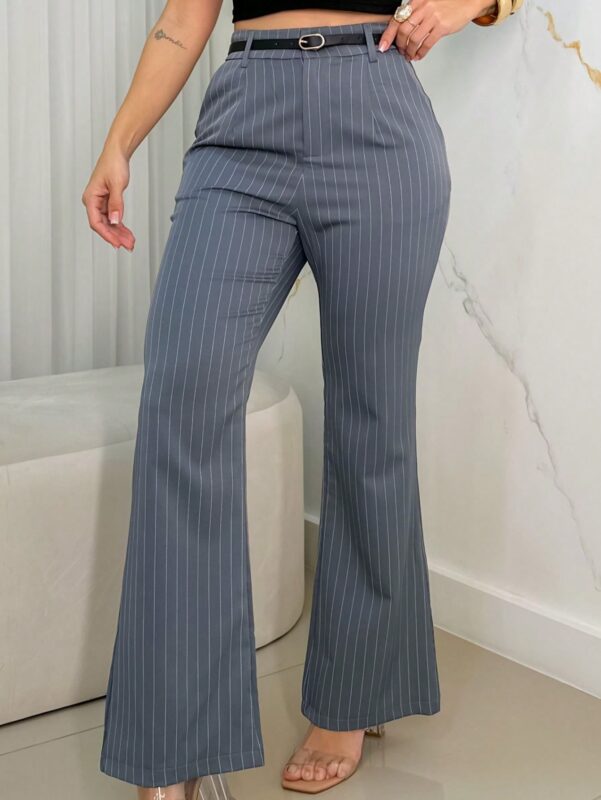 Calça pantalona Vilma com listras e perna flare. Cintura alta, comprimento longo, feita de poliéster, ideal para um visual sofisticado e confortável em diversas ocasiões.