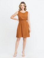 Vestido Anielle, sem mangas, com gola redonda e cintura alta. Cor verde militar, leve e respirável, feito de viscose, perfeito para dias quentes e looks casuais.