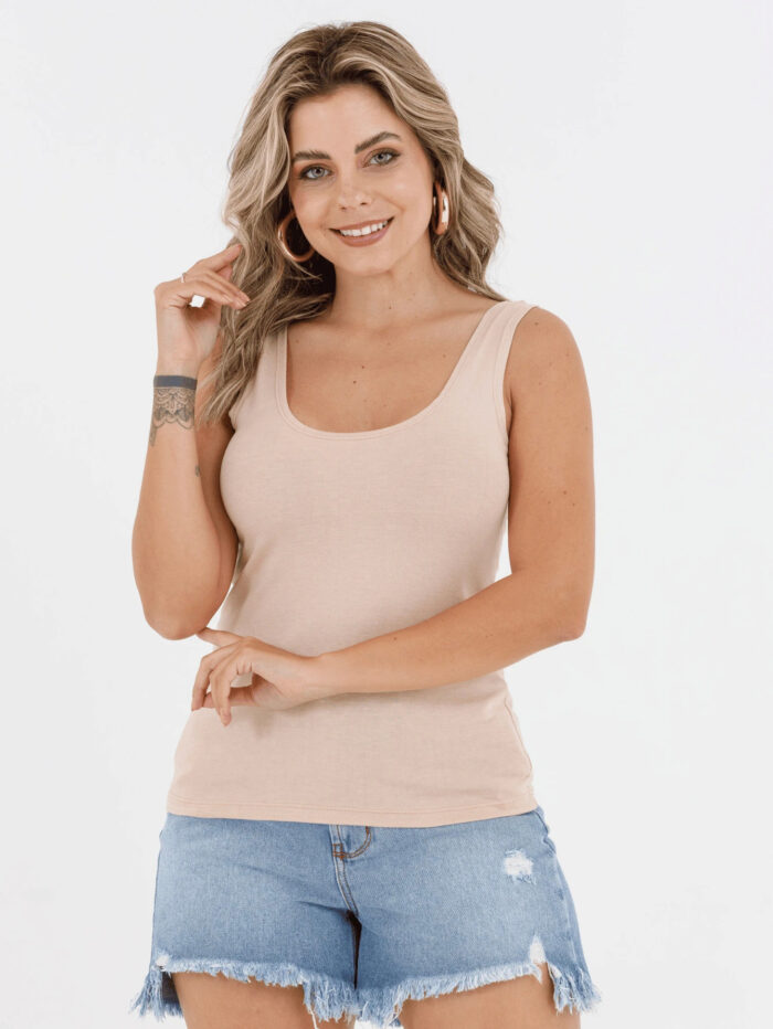 Blusa regata Fábia com alças largas e bainha assimétrica, ideal para um visual casual e moderno.