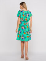 Vestido Daiana de viscose com estampa tropical, cintura natural e mangas curtas. Bainha alargada, proporcionando conforto e fluidez para ocasiões casuais.