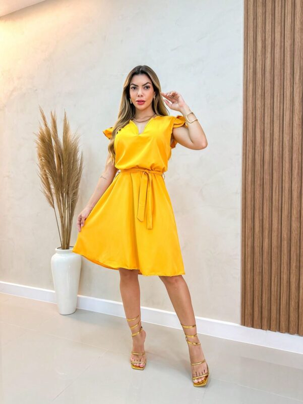 Vestido Renata liso com decote V, mangas esvoaçantes e caimento fluido. Peça casual e elegante, perfeita para diversas ocasiões.