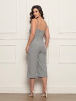 Macacão feminino Paula sem mangas, cintura alta e calça capri, em poliéster e elastano. Versátil, confortável e ideal para looks boho modernos.