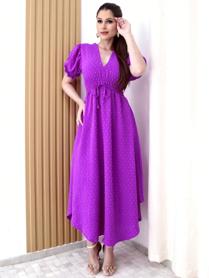 Vestido Duna Tabata com decote V e mangas curtas, ajuste regular e caimento longo, feito em poliéster e algodão, ideal para looks elegantes e confortáveis.