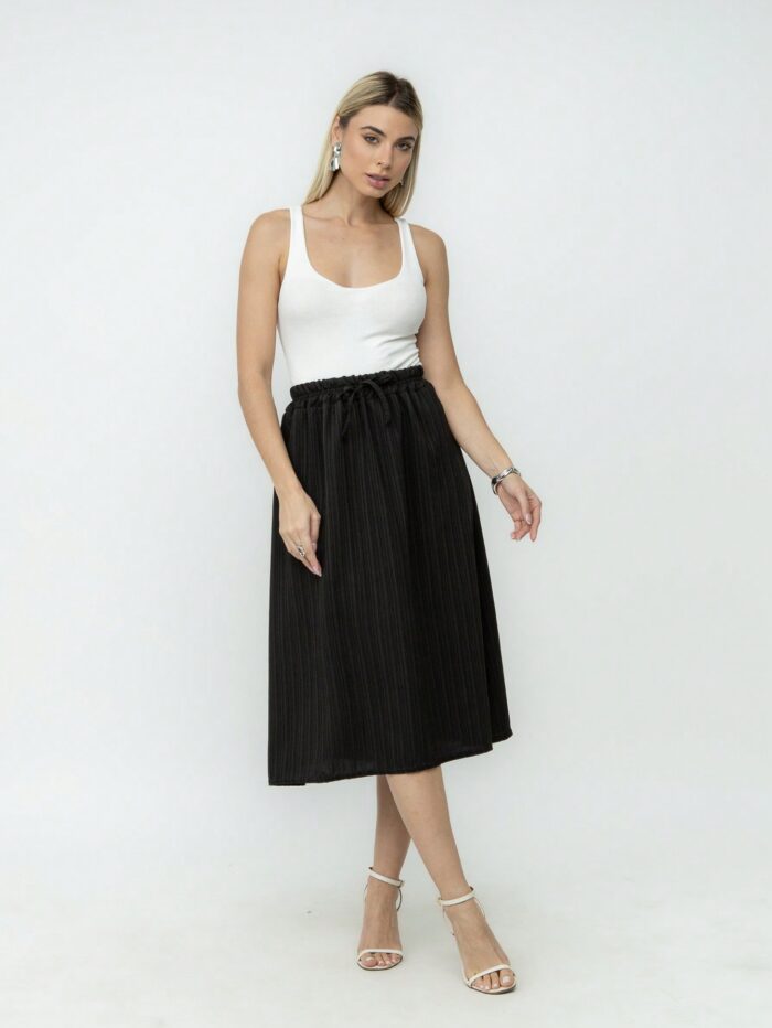 Saia casual Dalila de viscose, formato A e cintura alta. Sem estampa, leve e fresca, com comprimento midi, perfeita para looks confortáveis e versáteis.