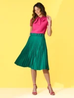 Saia midi Nara com cinto de ilhó e plissados, confeccionada em Helanca Light. Ideal para um visual casual e sofisticado, com cintura alta e sem estampa.