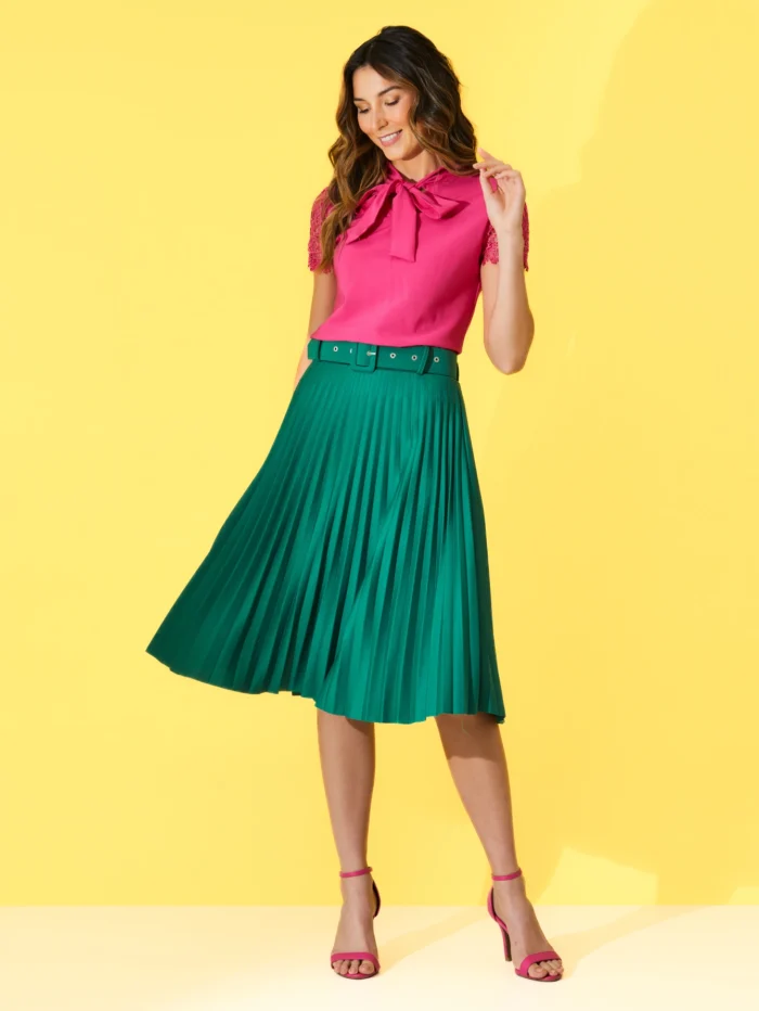 Saia midi Nara com cinto de ilhó e plissados, confeccionada em Helanca Light. Ideal para um visual casual e sofisticado, com cintura alta e sem estampa.