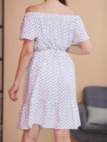 Vestido Hayla curto com cinto, estampa de poá e cintura alta. Modelo com bainha esvoaçante, ideal para looks casuais com estilo e conforto.