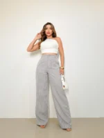 Calça feminina listrada Wania, com perna reta e cintura alta. Confortável e moderna, feita de poliéster leve em tons de verde. Ideal para o cotidiano.