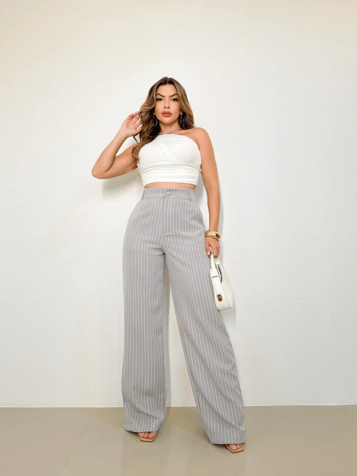 Calça feminina listrada Wania, com perna reta e cintura alta. Confortável e moderna, feita de poliéster leve em tons de verde. Ideal para o cotidiano.