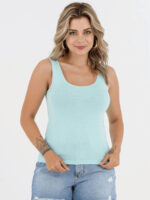 Blusa regata Fábia com alças largas e bainha assimétrica, ideal para um visual casual e moderno.
